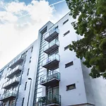 Serviced Apartment In Liverpool City Centre - Free Parking - Balcony - By Happy Days