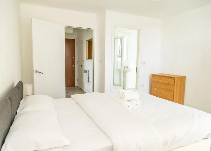 Serviced Apartment In Liverpool City Centre - Free Parking - Balcony - By Happy Days