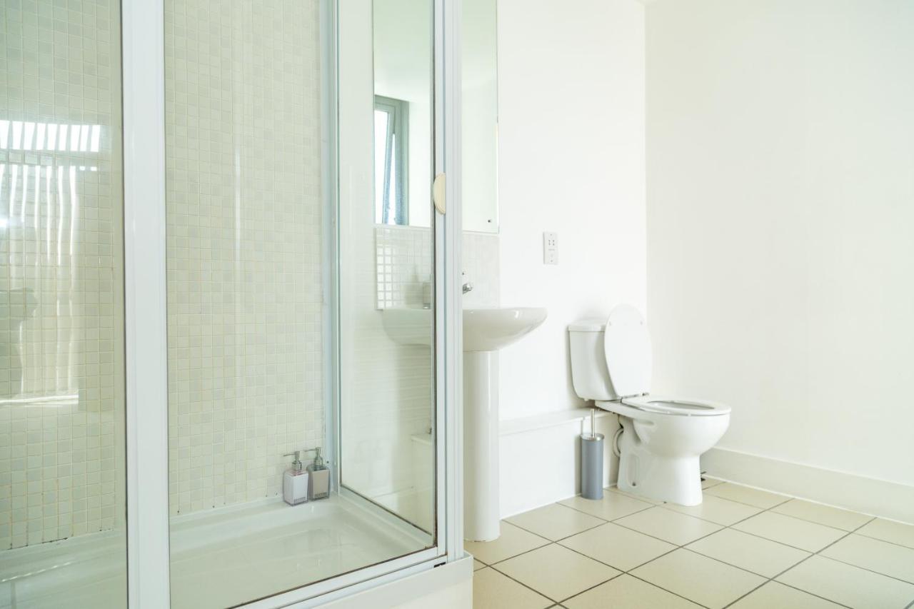 Serviced In Centre - Free Parking - Balcony - By Happy Days Apartment *
