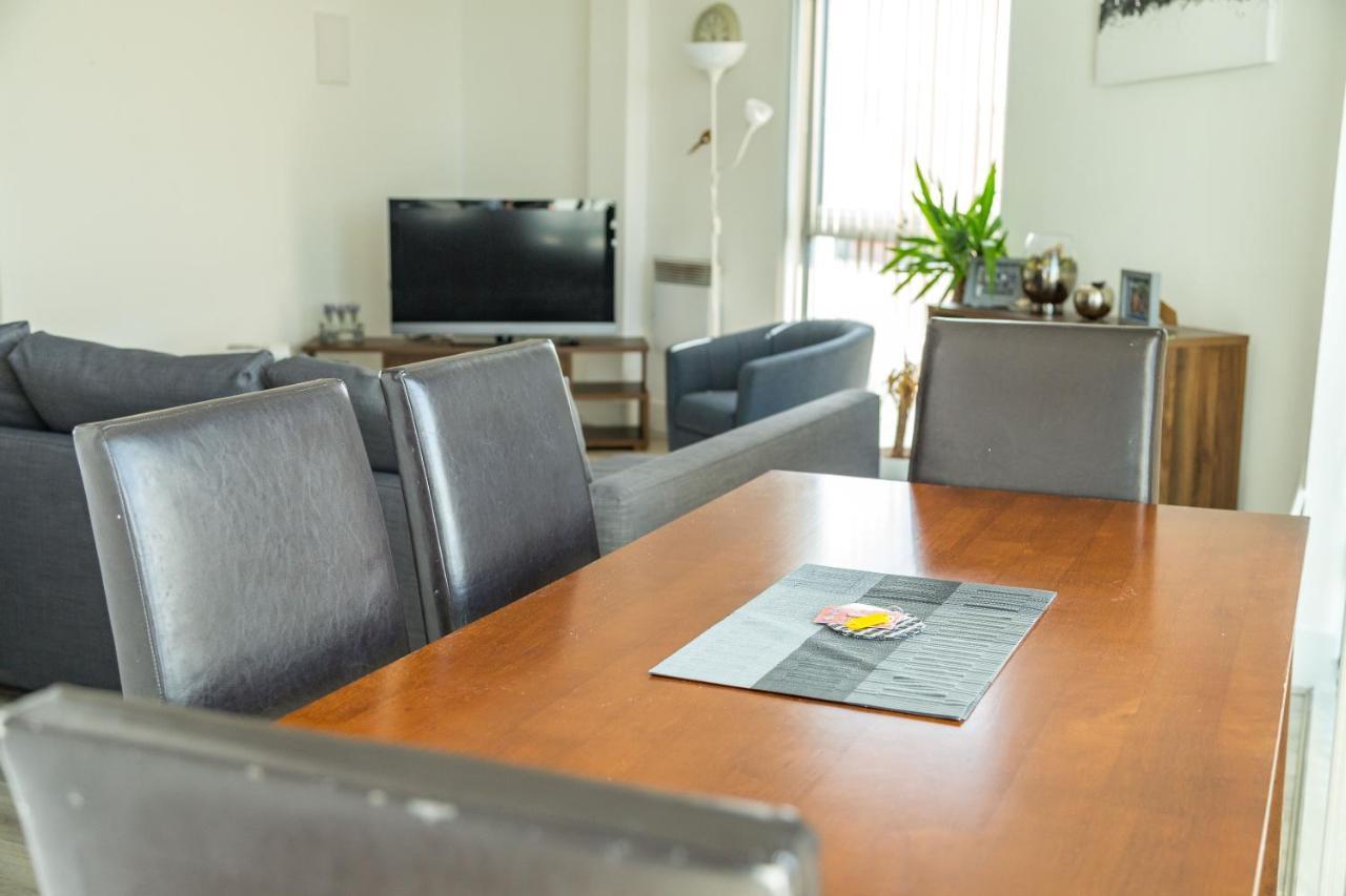 Serviced In Centre - Free Parking - Balcony - By Happy Days *