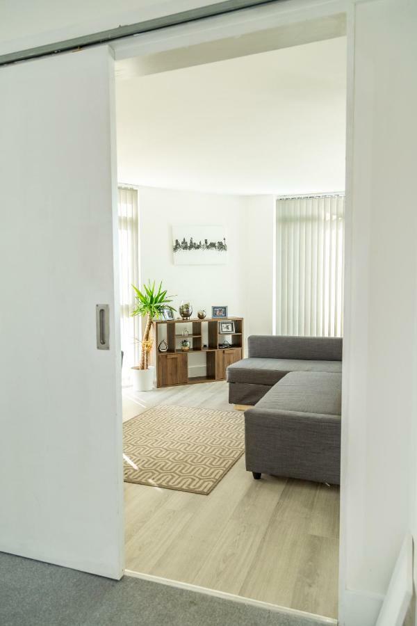 Serviced In Centre - Free Parking - Balcony - By Happy Days Apartment