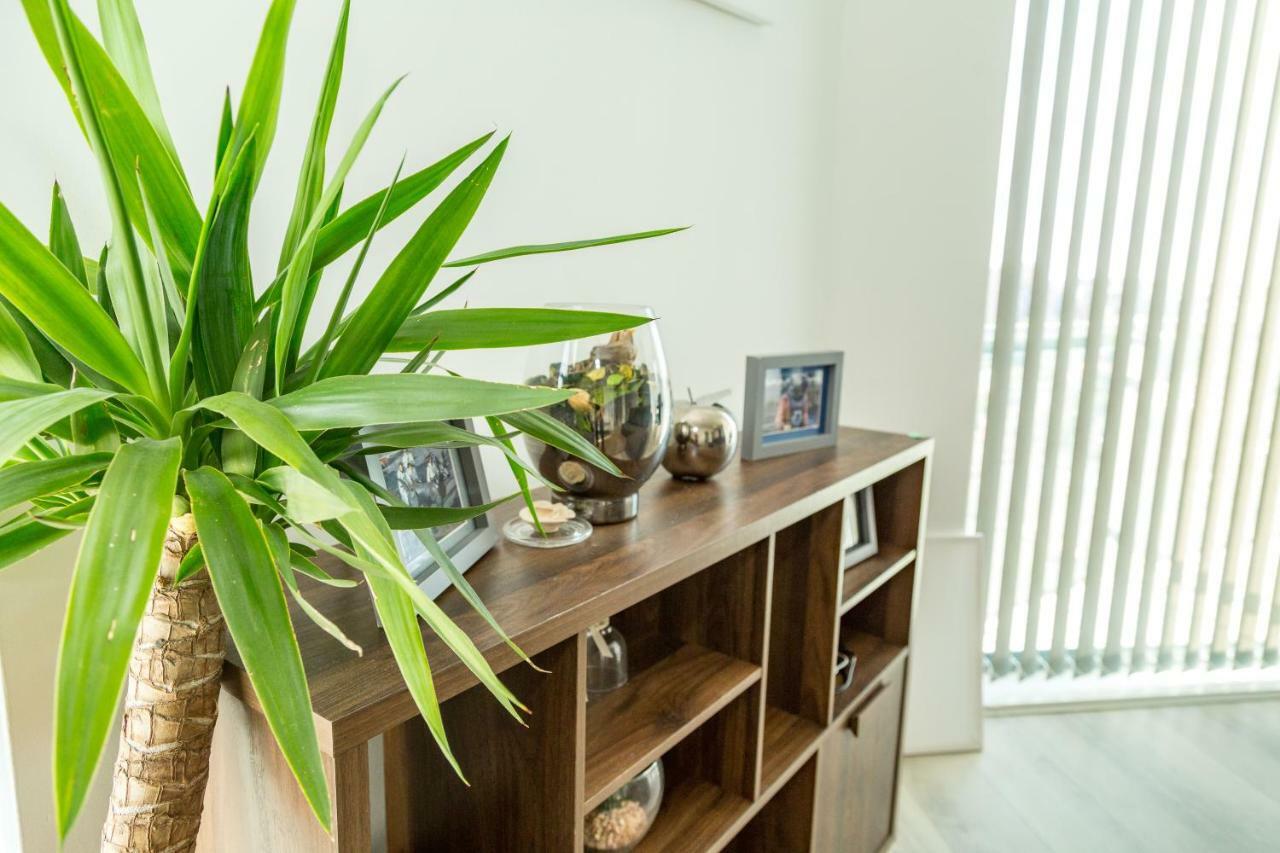 Serviced In Centre - Free Parking - Balcony - By Happy Days Apartment *
