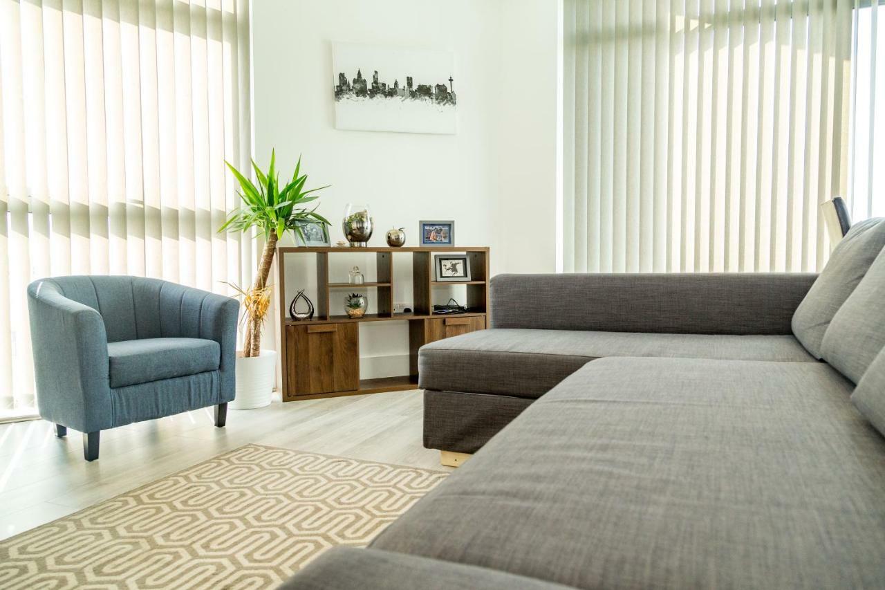 Apartment Serviced In Centre - Free Parking - Balcony - By Happy Days *